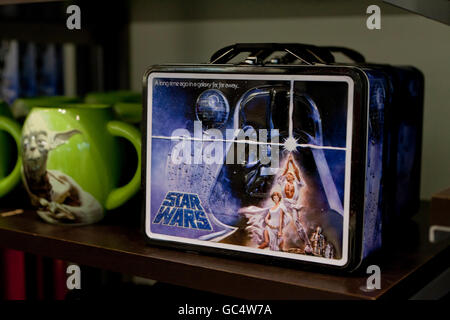 Darth Vader kid's tin lunch box au magasin de jouets - USA Banque D'Images