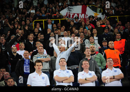 L'Angleterre est fan des stands lors du match de qualification de la coupe du monde de la FIFA à la Dnipro Arena, Dnipropetrovsk, Ukraine. Date de la photo: Samedi 10 octobre 2009. Voir PA Story FOOTBALL England. Le crédit photo devrait se lire: Owen Humphreys/PA Wire. Aucune modification sauf le recadrage. Pour plus d'informations, appelez le +44 (0)1158447447. Banque D'Images