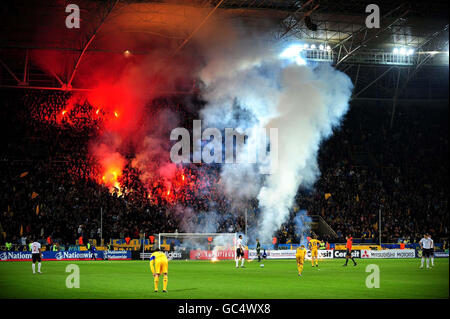 Football - coupe du monde de la FIFA 2010 - partie qualifiante - Groupe six - Ukraine / Angleterre - Dnipro Arena.Des fusées éclairantes sont lâchues lors du match de qualification de la coupe du monde de la FIFA à la Dnipro Arena, Dnipropetrovsk, en Ukraine. Banque D'Images