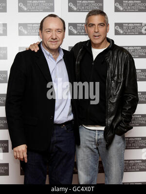 Les stars du film 'Men't Stare at Goas' George Clooney (à droite) et Kevin Spacey lors d'une séance photo au vue West End à Leicester Square, dans le centre de Londres. Banque D'Images