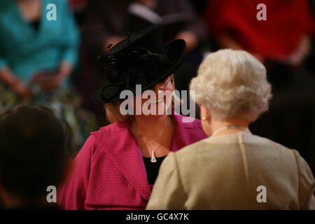 Miss Gracia McGrath de Londres est fait un OBE par la Reine à Buckingham Palace. Banque D'Images