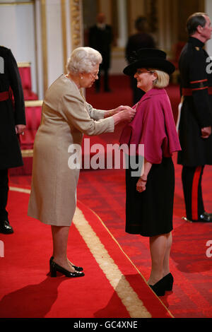 Miss Gracia McGrath de Londres est fait un OBE par la Reine à Buckingham Palace. Banque D'Images