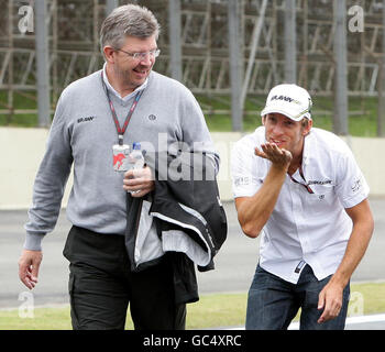 Jenson Button de Brawn GP (à droite) fait le tour de la piste avec le chef d'équipe Ross Brawn à Interlagos, Sao Paulo. Banque D'Images