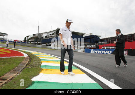 Courses automobiles - Grand Prix brésilien - Paddock Day - Interlagos.Jenson Button de Brawn GP (à gauche) fait le tour de la piste avec le directeur de l'équipe Ross Brawn à Interlagos, Sao Paulo. Banque D'Images