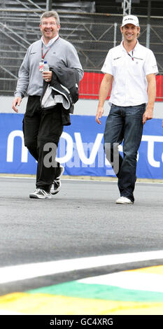 Jenson Button de Brawn GP (à droite) fait le tour de la piste avec le chef d'équipe Ross Brawn à Interlagos, Sao Paulo. Banque D'Images