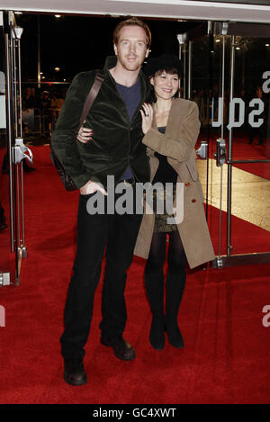 Damian Lewis et sa femme Helen McClory arrivent pour la première du Festival du film de Londres de « The Men Who Stare at Goats », à l'Odeon Leicester Square, dans le centre de Londres. Banque D'Images