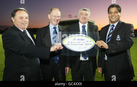 (Gauche-droite) Archie Ferguson, membre du Scottish Rugby Council, Jim Greenwood, président du Scottish Rugby Union, Jim Stevenson, et Khalid Faqir, contrôleur financier de FST technologies, présentent le club de rugby Dalziel au Scottish Hydro Club of the Month à Dalziel Park, Motherwell. Banque D'Images