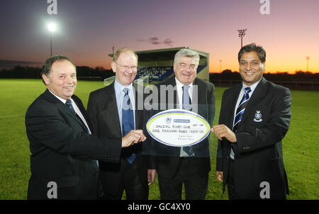 (Gauche-droite) Archie Ferguson, membre du Scottish Rugby Council, Jim Greenwood, président du Scottish Rugby Union, Jim Stevenson, et Khalid Faqir, contrôleur financier de FST technologies, présentent le club de rugby Dalziel au Scottish Hydro Club of the Month à Dalziel Park, Motherwell. Banque D'Images