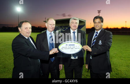 (Gauche-droite) Archie Ferguson, membre du Scottish Rugby Council, Jim Greenwood, président du Scottish Rugby Union, Jim Stevenson, et Khalid Faqir, contrôleur financier de FST technologies, présentent le club de rugby Dalziel au Scottish Hydro Club of the Month à Dalziel Park, Motherwell. Banque D'Images