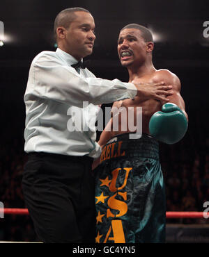 American Andre Dirrell n'est pas satisfait de l'arbitre Hector AFU qui prend un point de départ pour avoir tenu pendant sa défaite de points de division à Carl Froch de Grande-Bretagne pendant le WBC World Super-Middlewhuit Title Fight combat à la Trent FM Arena, Nottingham. Banque D'Images