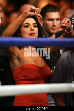 Rachel Cordinley, petite amie de Carl Froch, donne les pouces à André Dirrell (hors pic) quand il entre dans l'anneau.Froch gagne ensuite une victoire de 12 points divisés par manche lors du combat WBC World Super-Middlewhuit Title à la Trent FM Arena, Nottingham. Banque D'Images