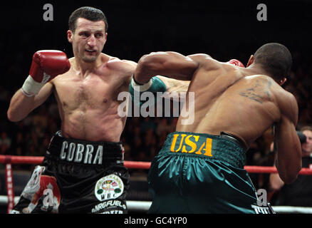 Carl Froch (à gauche), en Grande-Bretagne, a un jab gauche au menton d'Andre Dirrell lors du combat WBC World Super-Middlewhuit Title à la Trent FM Arena, Nottingham. Banque D'Images