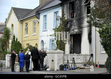 Des équipes de police et de police judiciaire des incendies se trouvent à l'extérieur d'une maison, sur la route de l'église d'Ellocombe, à Torquay, dans le Devon, où un incendie a tué un garçon de huit ans et une fille de 15 ans. Banque D'Images
