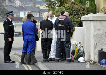 Des équipes de police et de police judiciaire des incendies se trouvent à l'extérieur d'une maison, sur la route de l'église d'Ellocombe, à Torquay, dans le Devon, où un incendie a tué un garçon de huit ans et une fille de 15 ans. Banque D'Images