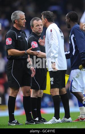 Soccer - Barclays Premier League - Blackburn Rovers et Burnley - Ewood Park.Owen Coyle, gestionnaire de Burnley, fait valoir avec l'arbitre Chris Foy (à gauche) après le coup de sifflet final Banque D'Images