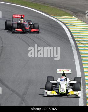 Brawn GP Rubens Barrichello (avant) en action pendant le Grand Prix brésilien à Interlagos, Sao Paulo. Banque D'Images