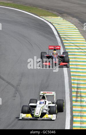 Brawn GP Rubens Barrichello (avant) en action pendant le Grand Prix brésilien à Interlagos, Sao Paulo. Banque D'Images