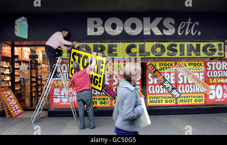 Crise économique.Une affiche de fermeture de magasin est accrochée à l'extérieur d'une librairie sur la rue Victoria, à Londres. Banque D'Images