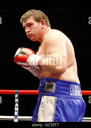 Boxe - Anglais fort poids titre - John McDermott v Tyson Fury - Brentwood Centre. John McDermott en action Banque D'Images