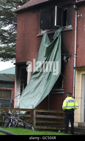 La police à l'extérieur de la maison, dans l'avenue Devondale, à Blantyre, après qu'un incendie ait tué aujourd'hui une mère et sa fille de huit ans. Banque D'Images