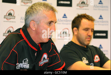 Rugby Union - Edinburgh Rugby Squad annonce - Murrayfield.L'entraîneur de rugby d'Édimbourg Rob Maffat (à gauche) et son assistant Tom Smith lors de l'annonce de l'équipe à Murrayfied, Édimbourg. Banque D'Images