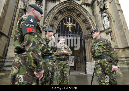 Des soldats de 1 fusil attendent à l'extérieur de la cathédrale de Bristol pour un service commémoratif en l'honneur de leurs huit soldats tombés, dont le fusil Stuart Nash, le caporal Richard Robinson, le caporal Daniel Nield, le caporal lance Stephen Kingscott, le Serjeant Chris Reed, le caporal Jamie Gunn, le caporal lance Paul Upton et le caporal Tom Gaden. Banque D'Images