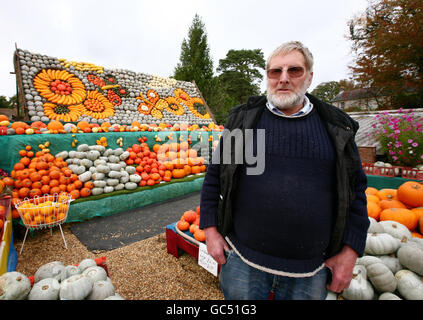 Robin Upton, qui dirige des citrouilles Slindon à Slindon, dans l'ouest du Sussex, devant une mosaïque de citrouilles qu'il a créée sur son abri dans le cadre du festival local de la citrouille. Banque D'Images