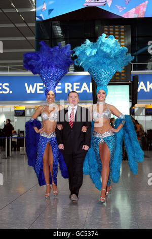 Willie Walsh, directeur général de British Airways, pose avec deux Las Vegas Showgirls à l'aéroport de Heathrow, terminal 5 de Middlesex pour lancer le nouveau vol direct des compagnies aériennes de l'aéroport à la ville américaine de Las Vegas. Banque D'Images