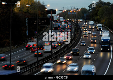 L'autoroute M1 approche du 50ème anniversaire. Circulation sur l'autoroute M1 entre les jonctions 16 et 17. Banque D'Images