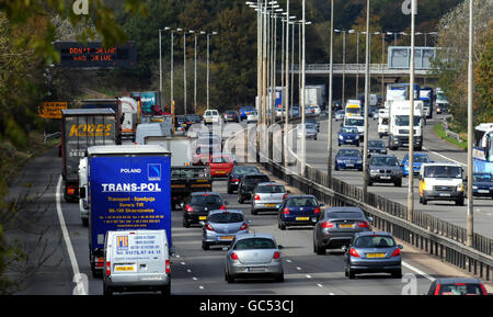 L'autoroute M1 approche du 50ème anniversaire. Circulation sur l'autoroute M1 près de la sortie 16. Banque D'Images