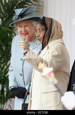 La reine Elizabeth II de Grande-Bretagne s'entretient avec le président de la République de l'Inde Prathibha Devi Singh Patil au château de Windsor lors de la visite d'État du président indien. Banque D'Images