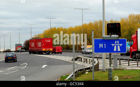 L'autoroute M1 approche du 50ème anniversaire. Partie de l'autoroute M1 à la sortie 15. Banque D'Images