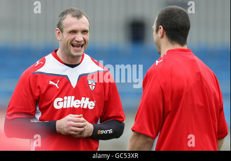 Rugby League - Gillette four Nations - session d'entraînement en Angleterre - Manchester Regional Arena.Jamie Peacock (à gauche) et Adrian Morley, de l'Angleterre, partagent une blague lors de la séance d'entraînement à l'arène régionale de Manchester, à Manchester. Banque D'Images