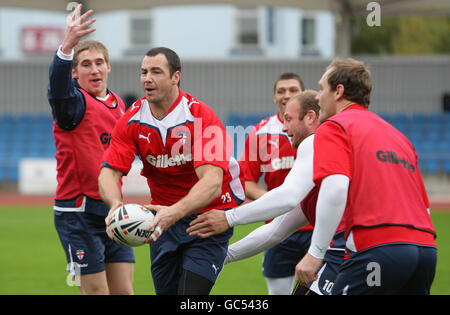 Rugby League - Gillette four Nations - session d'entraînement en Angleterre - Manchester Regional Arena.Adrian Morley (au centre), en Angleterre, en action pendant la séance d'entraînement à l'arène régionale de Manchester, à Manchester. Banque D'Images