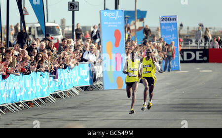 Athlétisme - BUPA Great South Run 2009 - Portsmouth.Mo Farah (à droite) en Grande-Bretagne et Stephan Mokoka en Russie pendant la grande course sud de Bupa à Portsmouth Banque D'Images