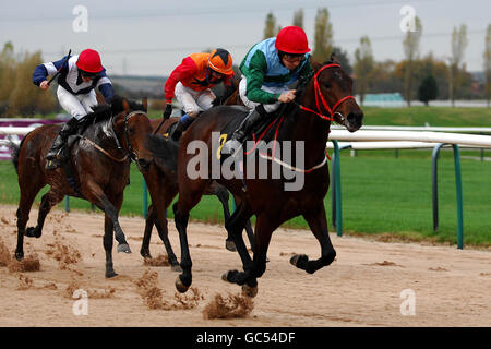 La rivière Imjin, criblée par Ted Durcan (à droite), va gagner Come Jump Racing 9 novembre nursery handicap à l'hippodrome de Southwell. Banque D'Images