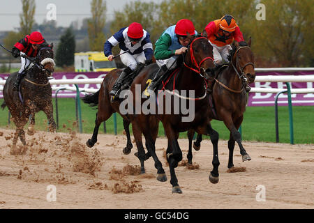 Courses hippiques - Hippodrome de Southwell.La rivière Imjin, criblée par Ted Durcan (deuxième à droite), remporte Come Jump Racing 9 novembre nursery handicap à l'hippodrome de Southwell. Banque D'Images