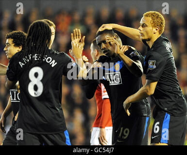 Danny Welbeck de Manchester United est félicité par Wes Brown (à droite) et Oliveira Anderson après avoir marquant son premier but lors du match de la Carling Cup à Oakwell, Barnsley. Banque D'Images