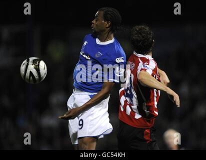 Frédéric Piquionne de Portsmouth (à gauche) bat Danny Pugh de Stoke City (à droite) à la balle Banque D'Images