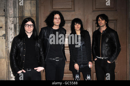 (De gauche à droite) Jack Lawrence, Jack White, Alison Mosshart et Dean Fertita du temps mort lors d'une séance de portrait avant leur concert surprise à l'église Shoreditch de l'est de Londres demain, le soir d'Halloween. Banque D'Images