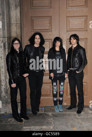 (De gauche à droite) Jack Lawrence, Jack White, Alison Mosshart et Dean Fertita du temps mort lors d'une séance de portrait avant leur concert surprise à l'église Shoreditch de l'est de Londres demain, le soir d'Halloween. Banque D'Images