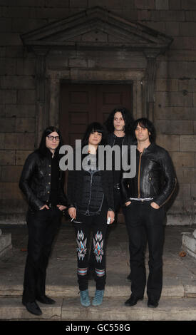 (De gauche à droite) Jack Lawrence, Alison Mosshart, Jack White et Dean Fertita de Dead Weather lors d'une séance de portrait avant leur concert surprise à l'église Shoreditch de l'est de Londres demain, le soir d'Halloween. Banque D'Images