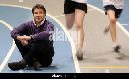 SEB COE, président du Comité d'organisation des Jeux Olympiques de 2012 à Londres, marque le compte à rebours de 1,000 jours de la cérémonie d'ouverture, au centre sportif Kelvin Hall de Glasgow. Banque D'Images