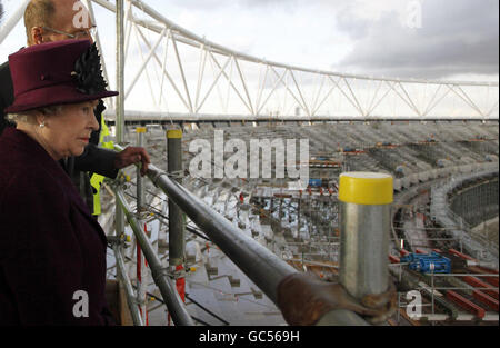 La reine Elizabeth II de Grande-Bretagne voit le principal site de construction du stade olympique lors d'une visite du parc olympique de Londres 2012 à Stratford, dans l'est de Londres. Banque D'Images