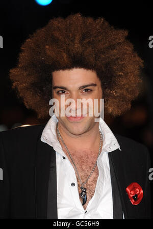 Jamie Archer, participant au X Factor, arrive pour la première mondiale de la Carol DE Noël de Disney à Leicester Square, dans le centre de Londres. Banque D'Images