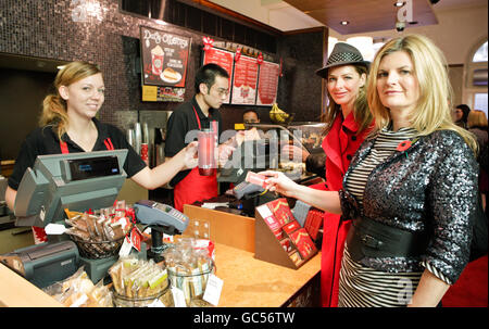 Trinny Woodall (à gauche) et Susannah Constantine, présentateurs de la télévision, se sont présentés aujourd'hui à Starbucks sur St Martin&#8217;s Lane, dans le centre de Londres, avec Seb Bishop, PDG de (RED) International, pour dévoiler le partenariat entre Starbucks et (RED), L'organisation qui sensibilise et finance le Fonds mondial pour aider à éliminer le sida en Afrique, en lançant la carte ROUGE (STARBUCKS)ET la gobelet rouge (STARBUCKS). APPUYEZ SUR ASSOCIATION photo. Banque D'Images