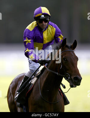 Morana, monté par Alan Munro (à proximité), remporte les enjeux d'automne de la nouvelle Jaguar XJ lors de la Journée du groupe Willmott Dixon à l'hippodrome d'Ascot, à Ascot. Banque D'Images