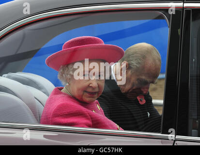 La reine Elizabeth II de Grande-Bretagne et le duc d'Édimbourg partent en voiture après leur visite à l'école de Washington près de Sunderland aujourd'hui. Banque D'Images