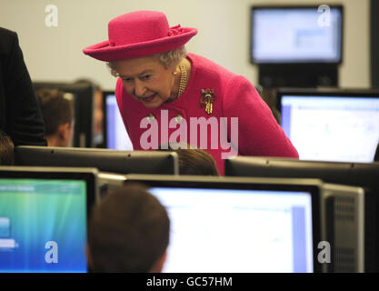 La reine Elizabeth II de Grande-Bretagne est montrée autour d'un cours de technologie informatique lors de sa visite à l'école de Washington près de Sunderland aujourd'hui. Banque D'Images