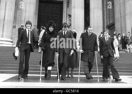 Lord et Lady Brabourne, qui ont été grièvement blessés dans l'explosion terroriste qui a tué le père de Lady Brabourne, Earl Mountbatten, quittent son service commémoratif à la cathédrale Saint-Paul. Ils étaient accompagnés de leurs fils (l-r) Phillip, Lord Romsey et Timothy. Banque D'Images